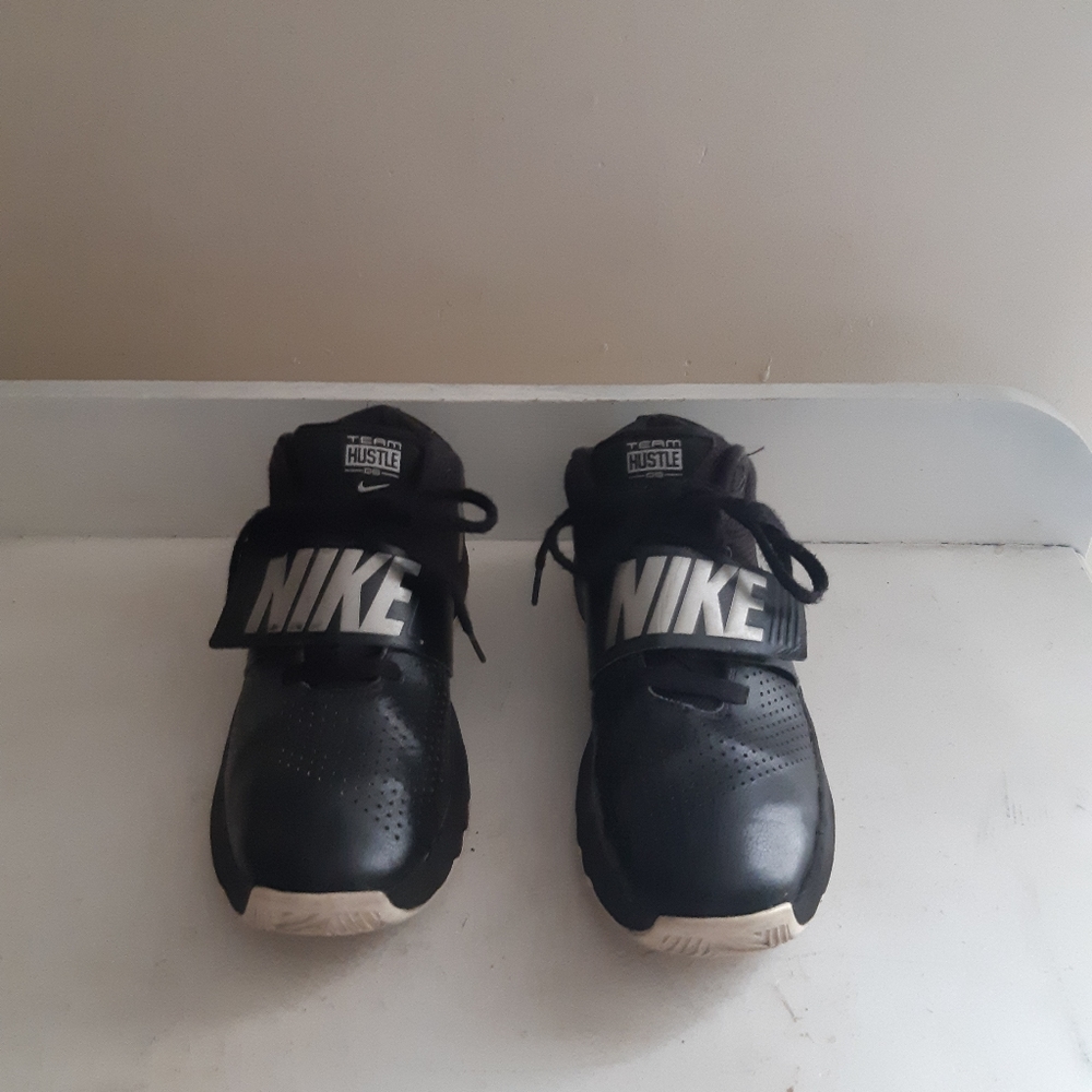 NIKE Boys' Team Hustle Size 5.5 Y Basketball Shoe, Black/Metallic Silver-White